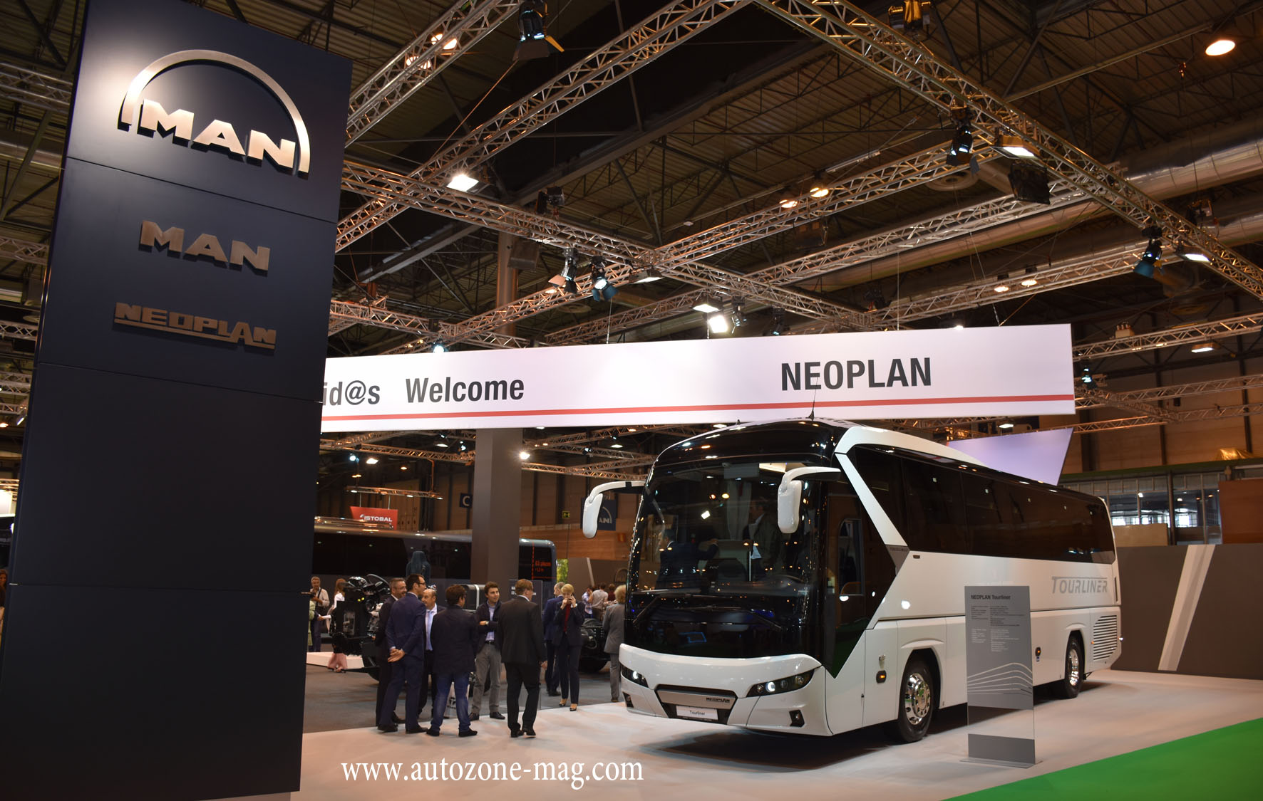 طراز NEOPLAN Tourliner من الفئة  premium coachs بطول 13 م