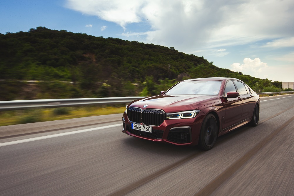 تجربة بي ام دابليو M760li Xdrive موديل 2020 أقوى وأسرع ن سخة م قدمة من الفئة السابعة الم حسنة الجديدة